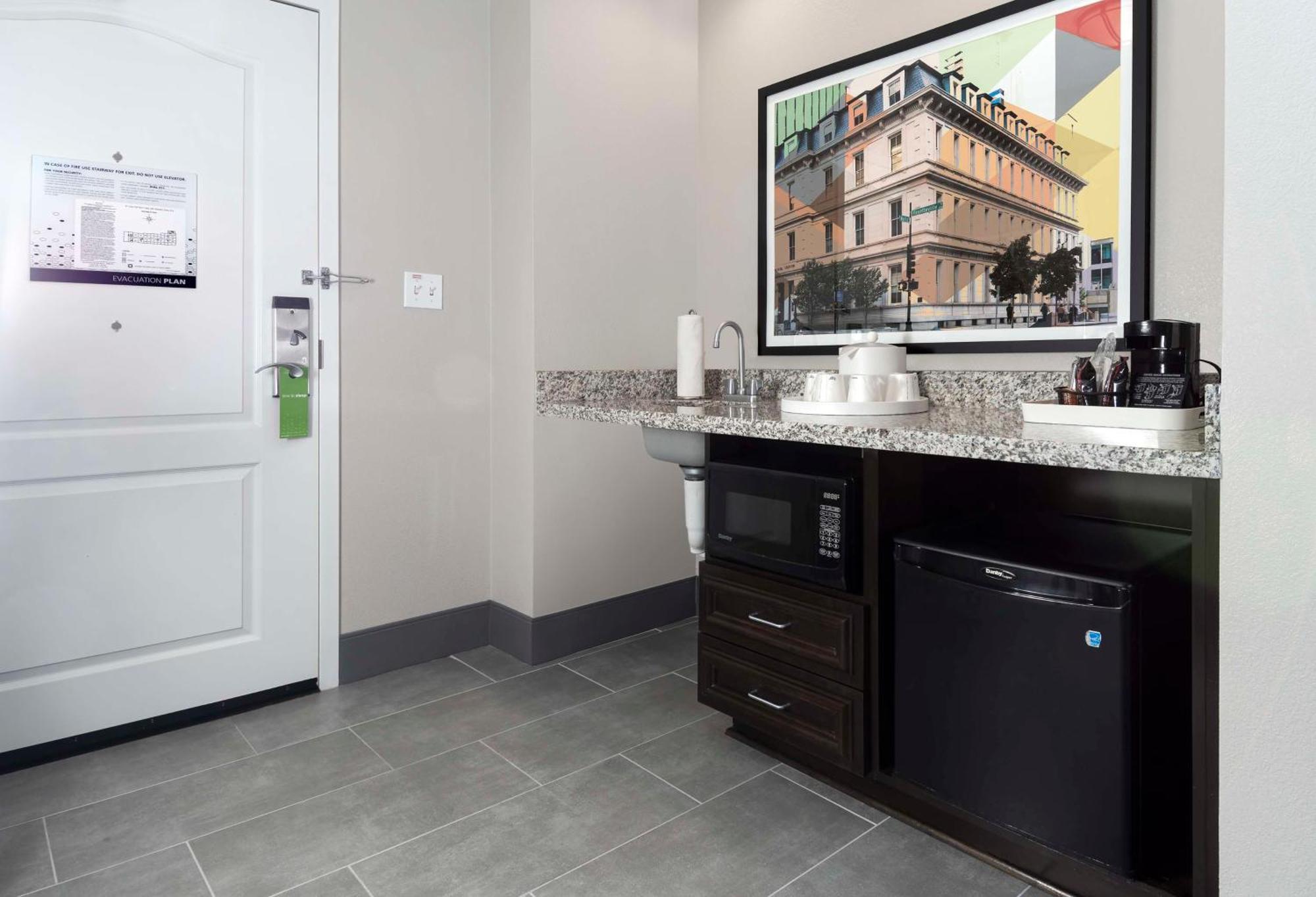 Hampton Inn & Suites - Raleigh Downtown Extérieur photo