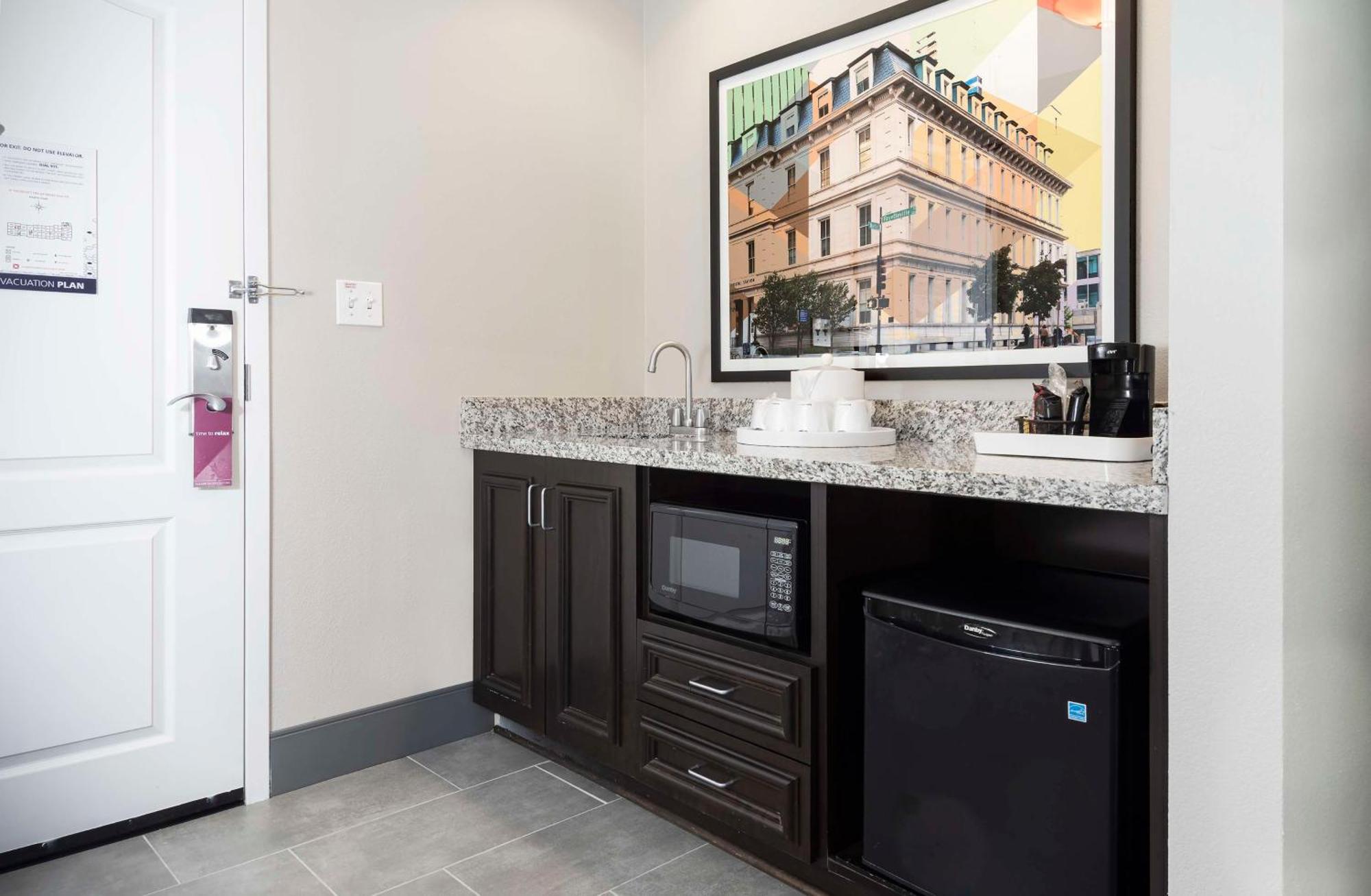 Hampton Inn & Suites - Raleigh Downtown Extérieur photo